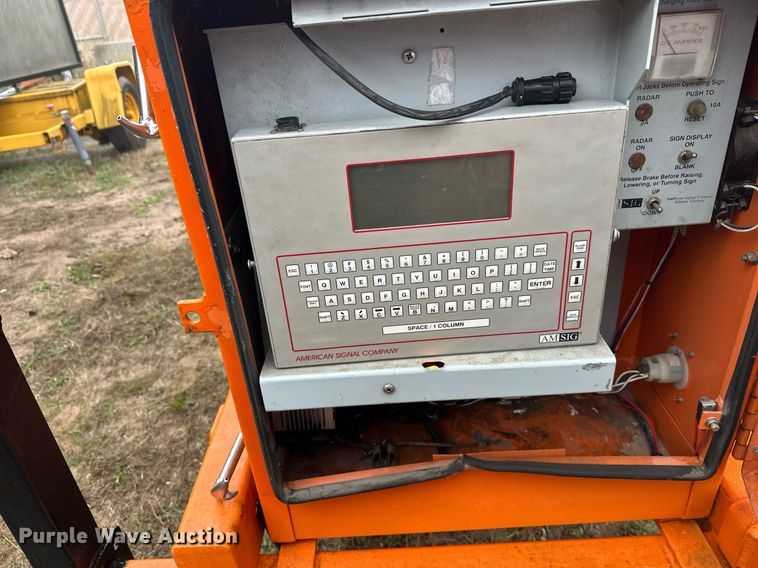 image for item DT6333 2000 American Signal message board trailer