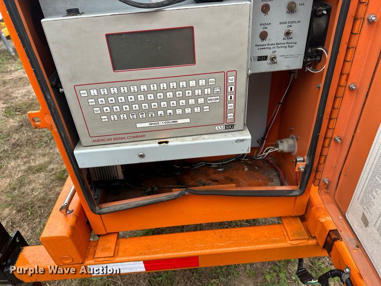 image for item DT6333 2000 American Signal message board trailer