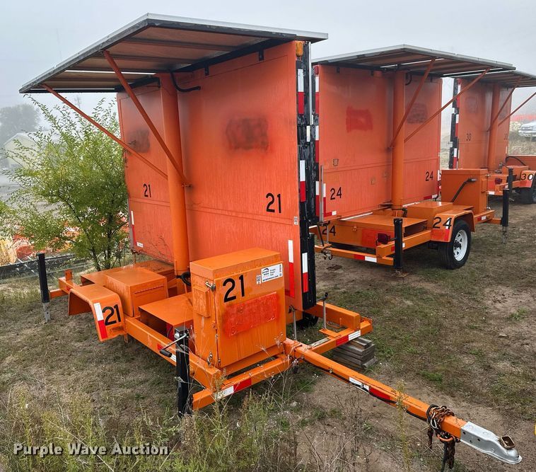 image for item DT6334 2000 American Signal message board trailer