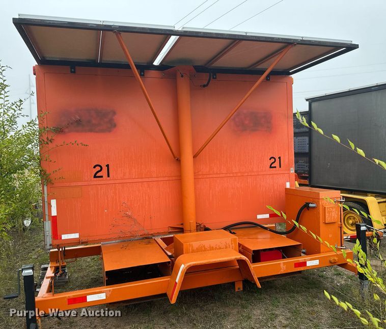 image for item DT6334 2000 American Signal message board trailer