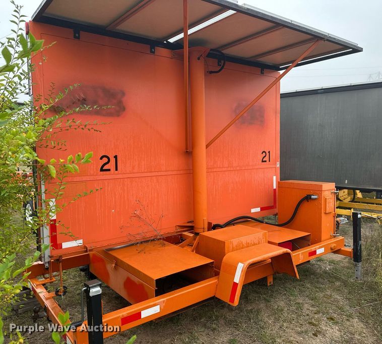 image for item DT6334 2000 American Signal message board trailer