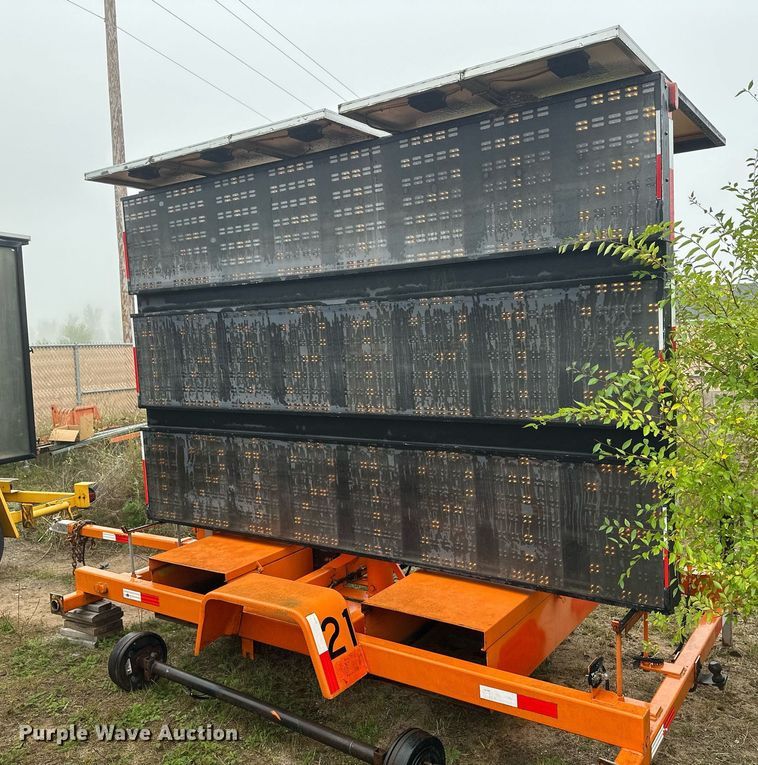 image for item DT6334 2000 American Signal message board trailer