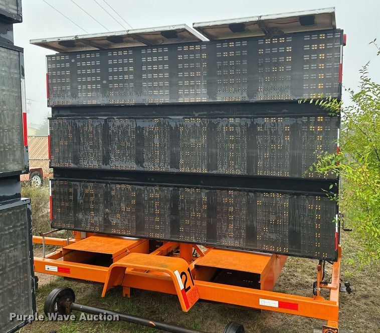 image for item DT6334 2000 American Signal message board trailer