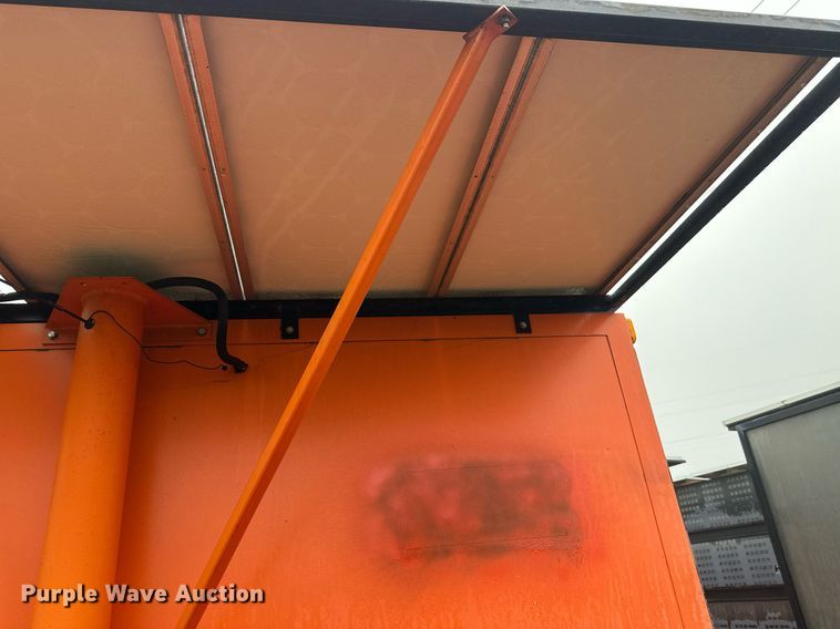 image for item DT6334 2000 American Signal message board trailer