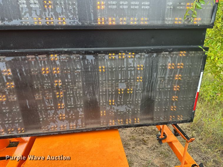 image for item DT6334 2000 American Signal message board trailer