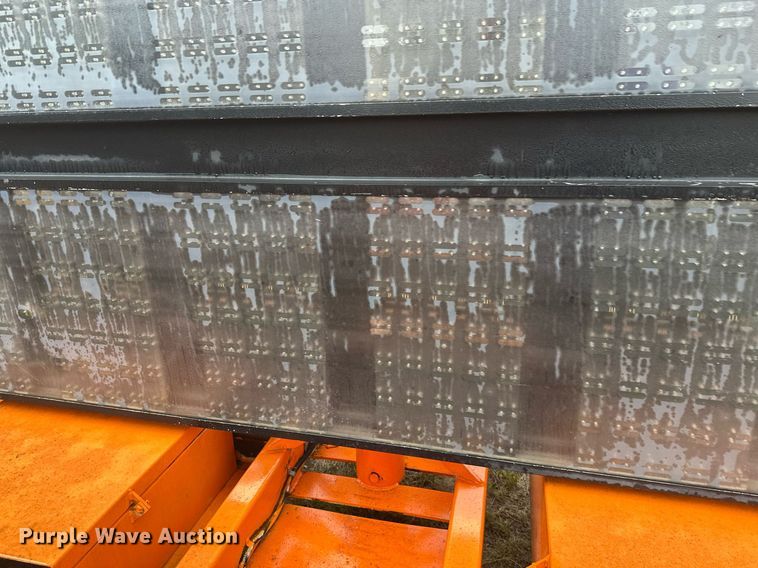 image for item DT6334 2000 American Signal message board trailer