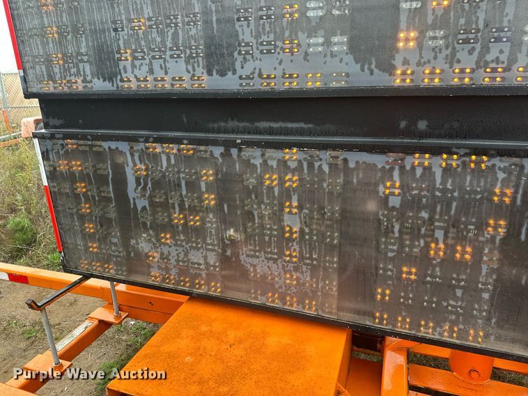 image for item DT6334 2000 American Signal message board trailer