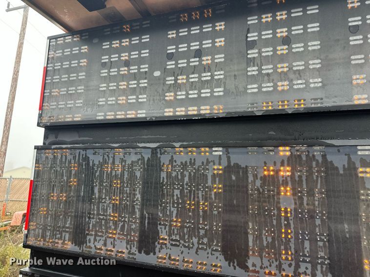 image for item DT6334 2000 American Signal message board trailer