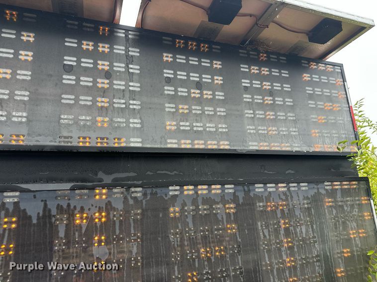 image for item DT6334 2000 American Signal message board trailer