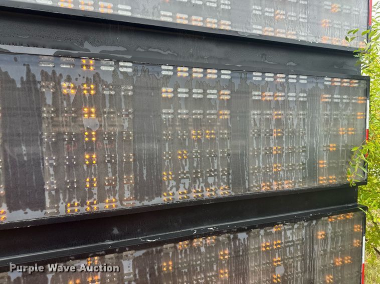 image for item DT6334 2000 American Signal message board trailer