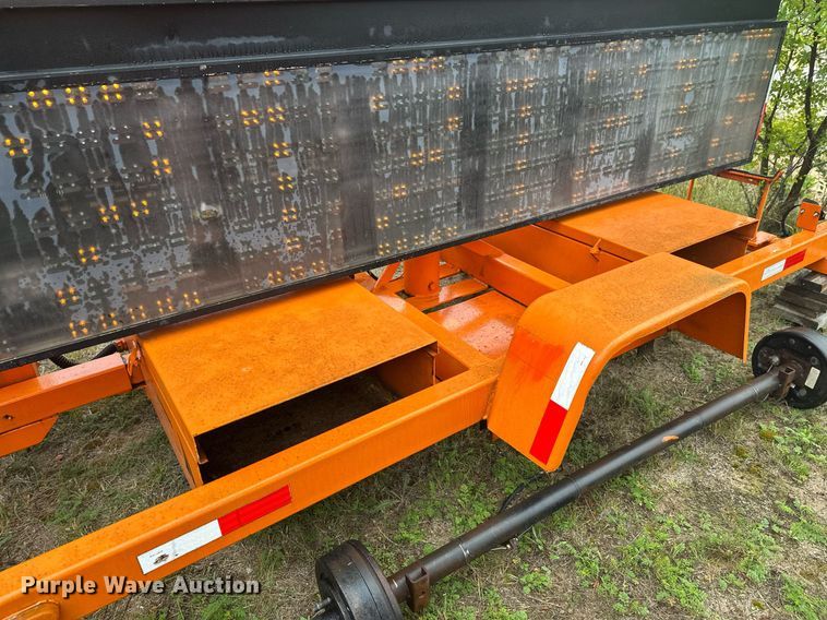 image for item DT6334 2000 American Signal message board trailer