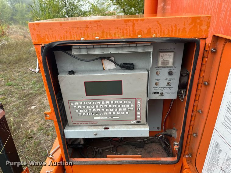 image for item DT6334 2000 American Signal message board trailer