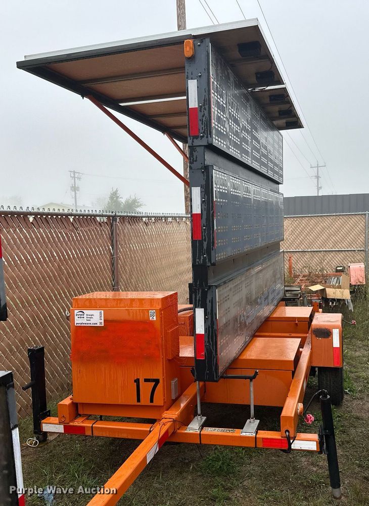 image for item DT6335 1999 American Signal message board trailer