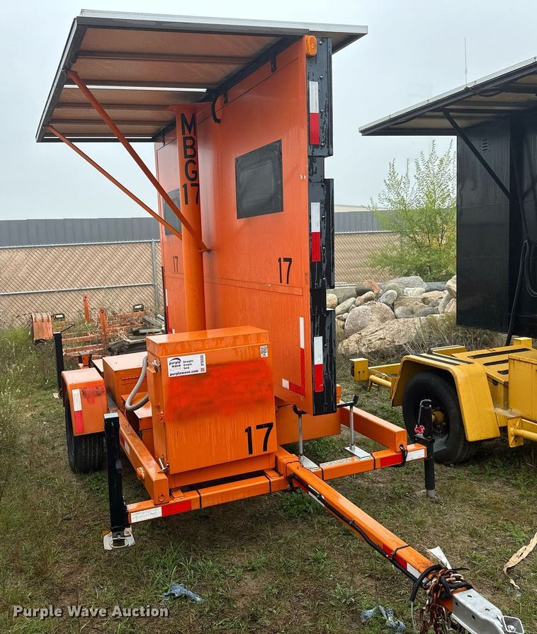 image for item DT6335 1999 American Signal message board trailer