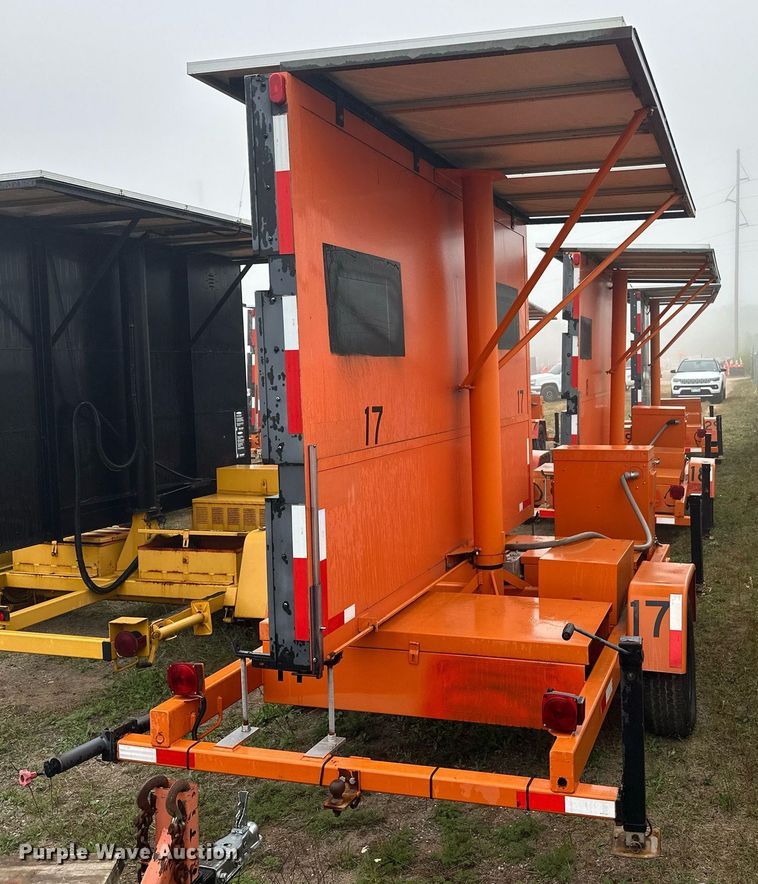 image for item DT6335 1999 American Signal message board trailer