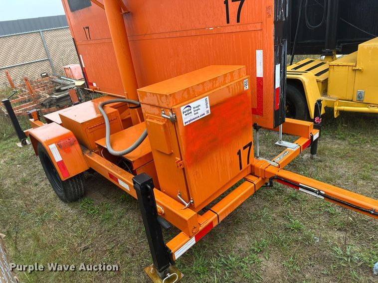 image for item DT6335 1999 American Signal message board trailer