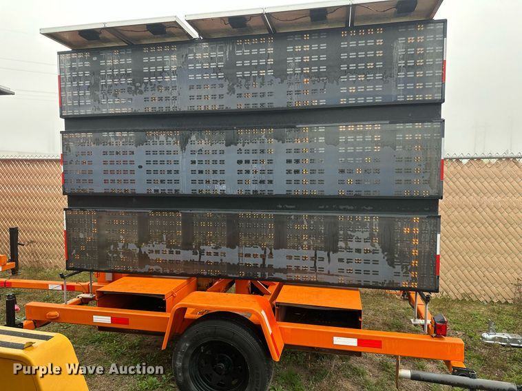 image for item DT6335 1999 American Signal message board trailer