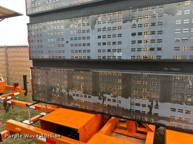 image for item DT6335 1999 American Signal message board trailer