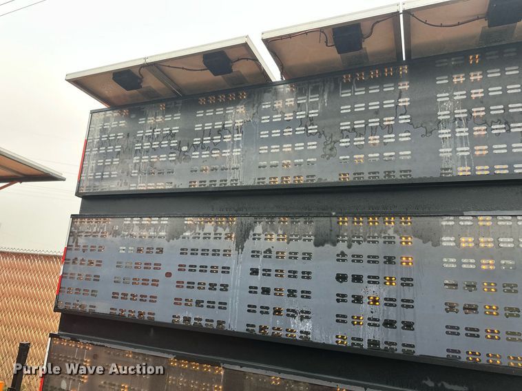 image for item DT6335 1999 American Signal message board trailer