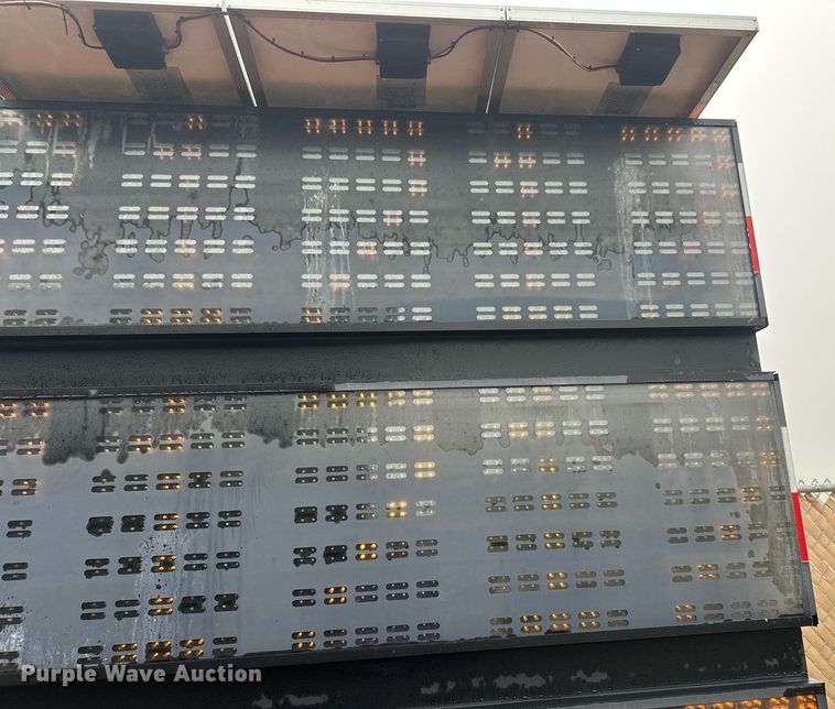 image for item DT6335 1999 American Signal message board trailer