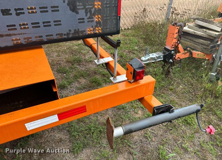 image for item DT6335 1999 American Signal message board trailer