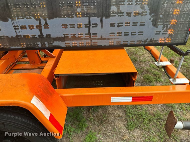 image for item DT6335 1999 American Signal message board trailer