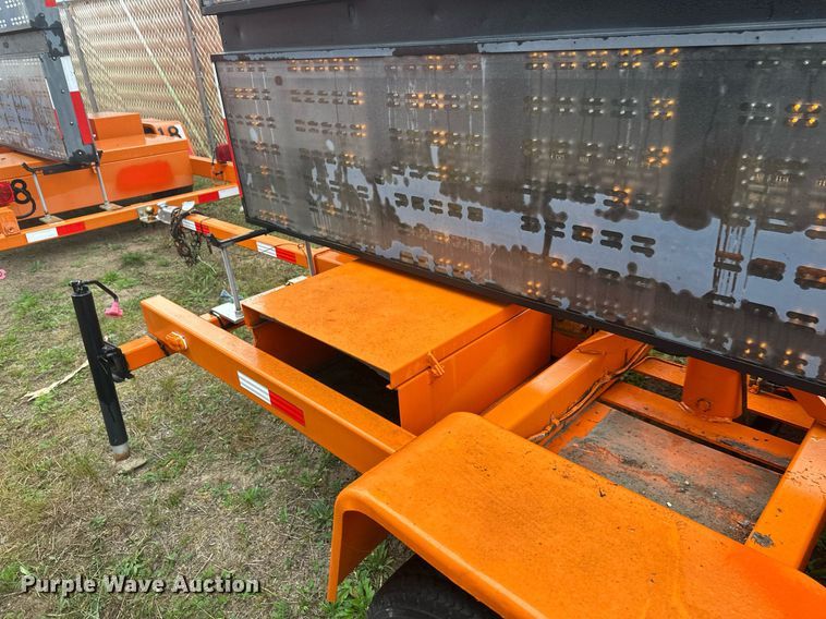 image for item DT6335 1999 American Signal message board trailer