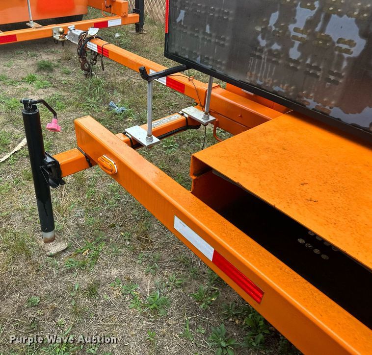 image for item DT6335 1999 American Signal message board trailer