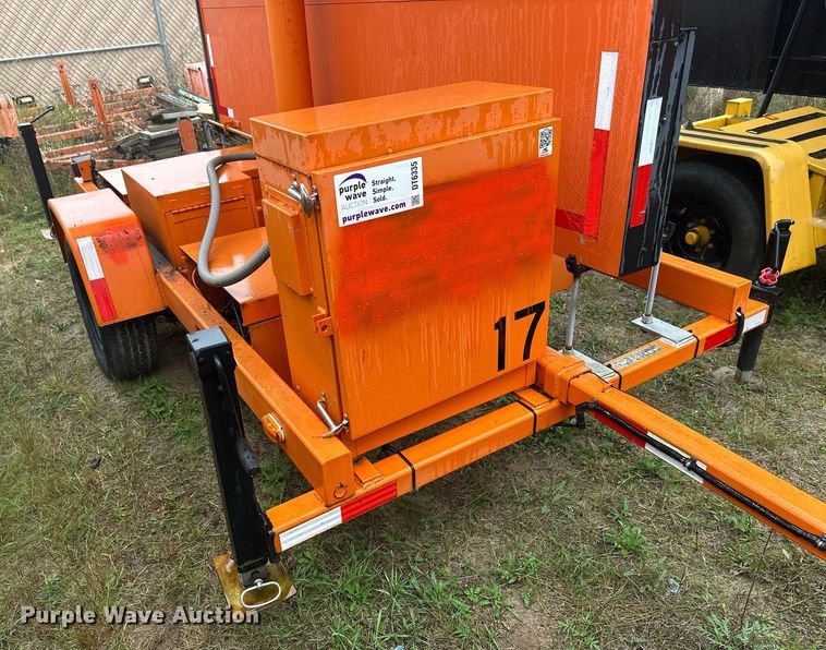 image for item DT6335 1999 American Signal message board trailer