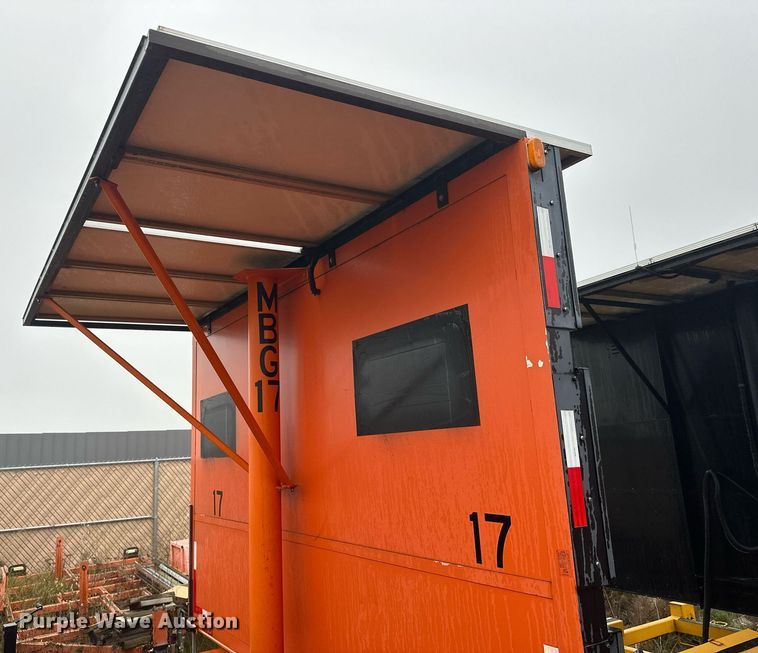 image for item DT6335 1999 American Signal message board trailer