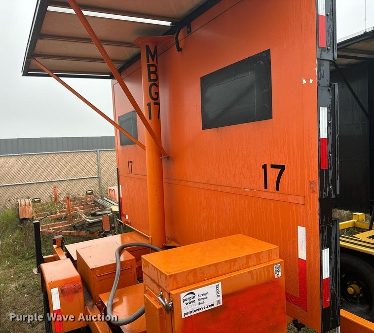 image for item DT6335 1999 American Signal message board trailer