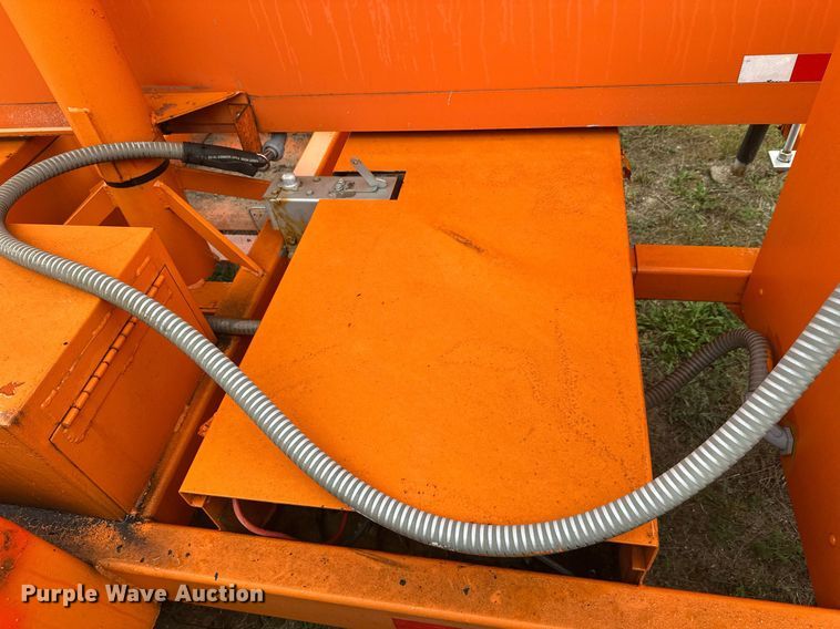 image for item DT6335 1999 American Signal message board trailer