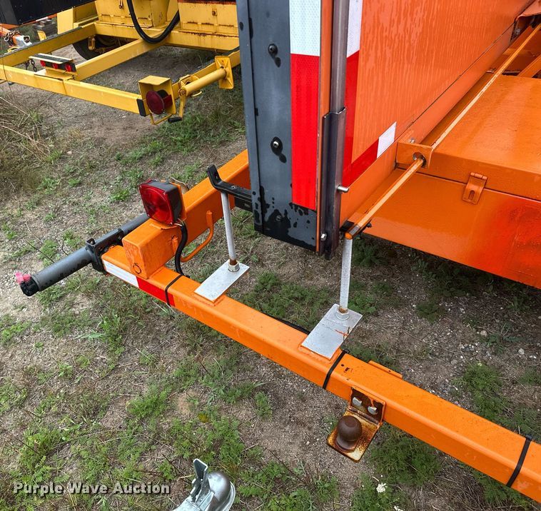 image for item DT6335 1999 American Signal message board trailer