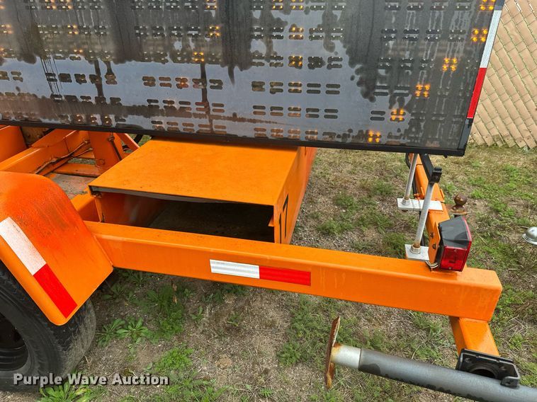 image for item DT6335 1999 American Signal message board trailer