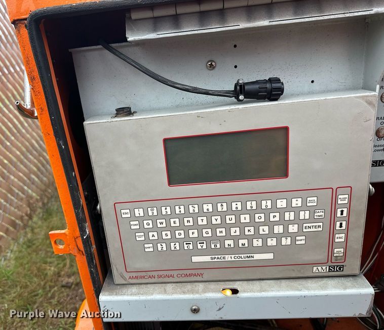 image for item DT6335 1999 American Signal message board trailer