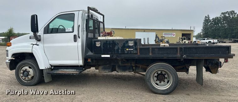image for item DT6343 2006 GMC C4500 flatbed truck