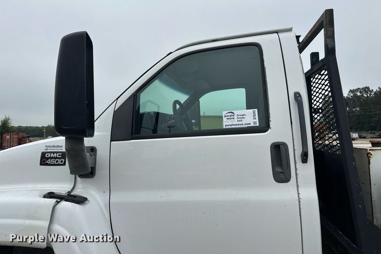 image for item DT6343 2006 GMC C4500 flatbed truck