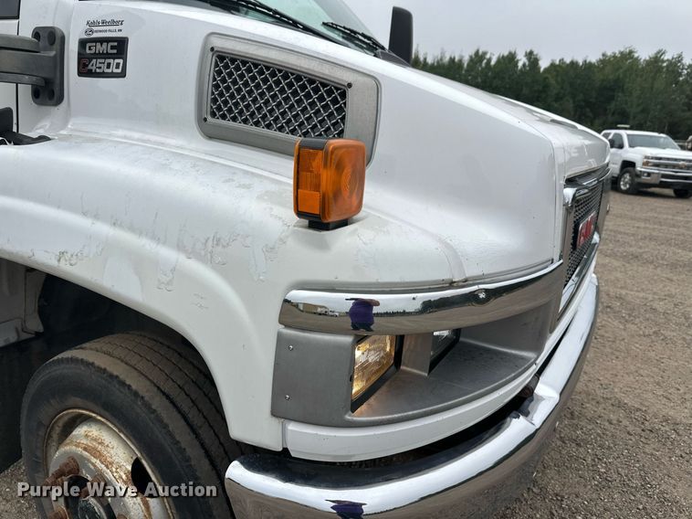 image for item DT6343 2006 GMC C4500 flatbed truck