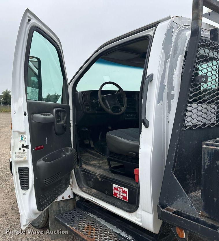 image for item DT6343 2006 GMC C4500 flatbed truck