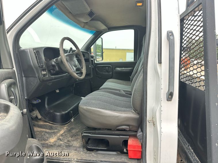 image for item DT6343 2006 GMC C4500 flatbed truck