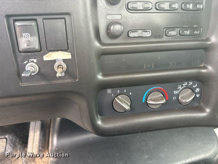 image for item DT6343 2006 GMC C4500 flatbed truck