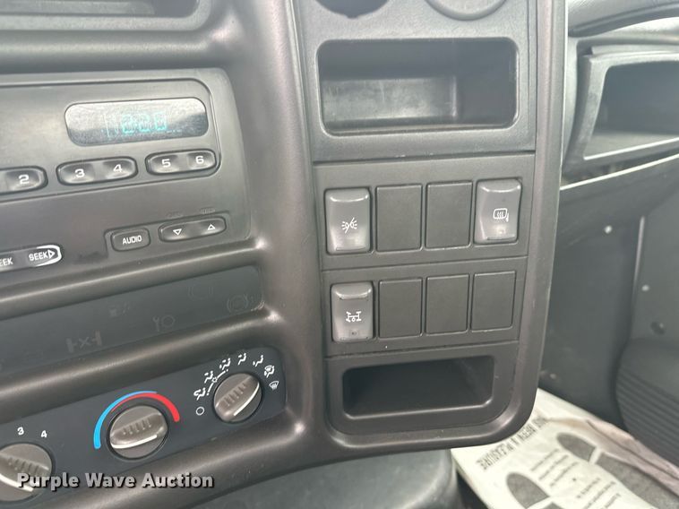 image for item DT6343 2006 GMC C4500 flatbed truck