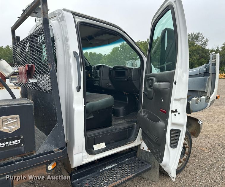 image for item DT6343 2006 GMC C4500 flatbed truck