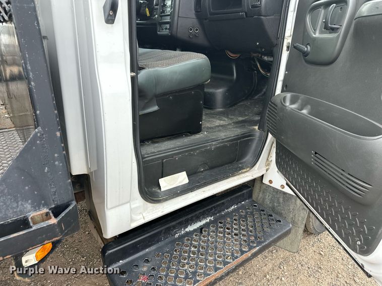 image for item DT6343 2006 GMC C4500 flatbed truck