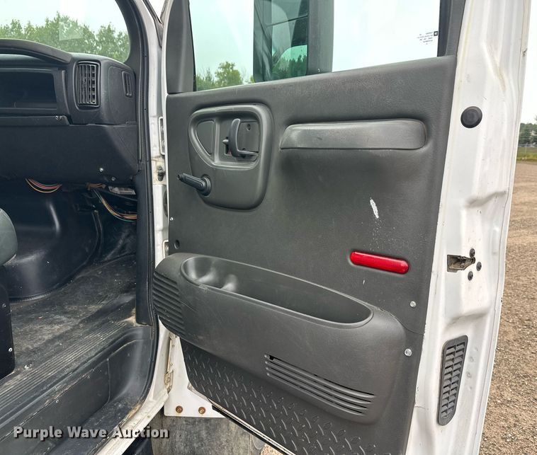 image for item DT6343 2006 GMC C4500 flatbed truck