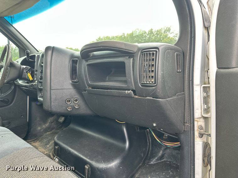 image for item DT6343 2006 GMC C4500 flatbed truck