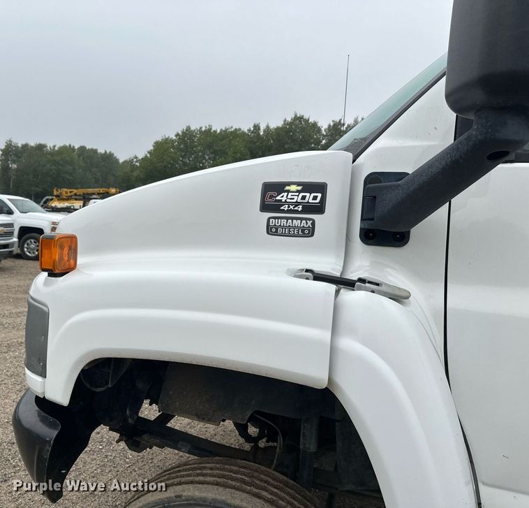 image for item DT6348 2007 Chevrolet C4500 flatbed truck