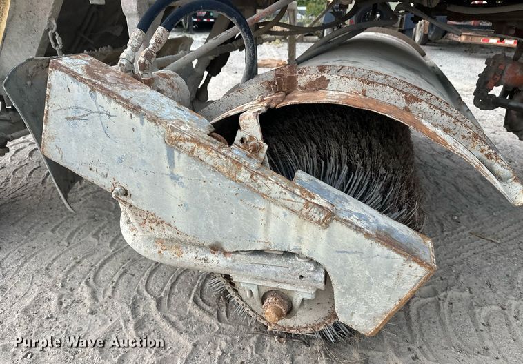 image for item DT6364 Broce RJ350 broom