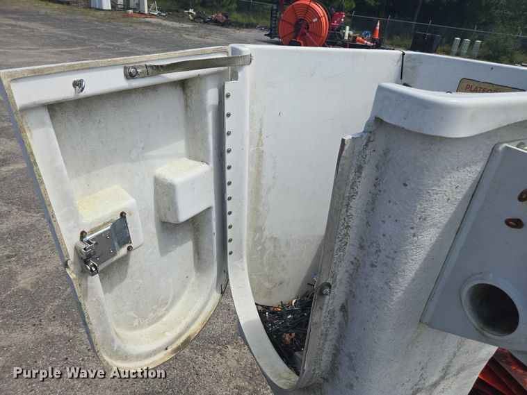 image for item DU2508 2011 Ford F450 Super Duty  bucket truck