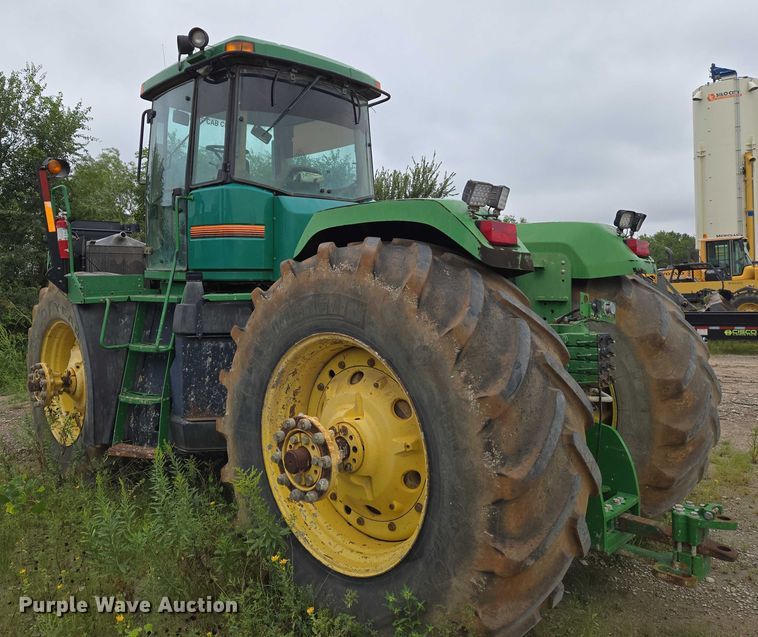 image for item DU6786 2001 John Deere 9300 4WD tractor